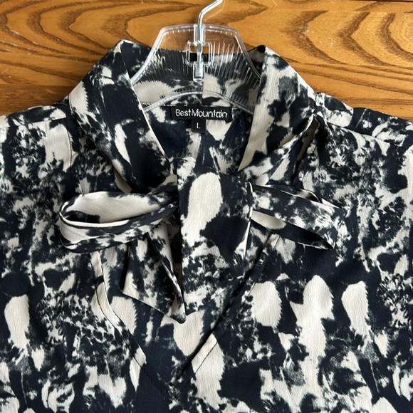 Best mountain cream and soft, black blouse size large - Picture 4 of 8